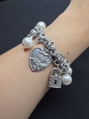 Handmade Silver Tone Pearl Charm Bracelet Heart Padlock Fleur de Lis Elastic 7”